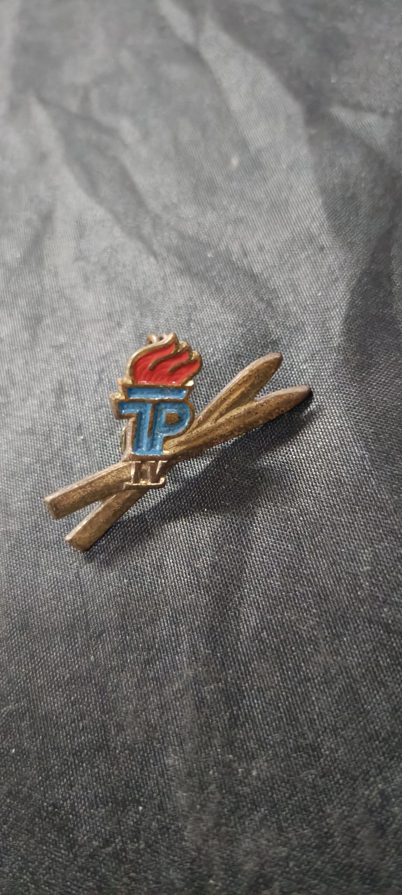 70多个拍品全部0起放漏！总有你中意的！ 东德精美小彩章，铜