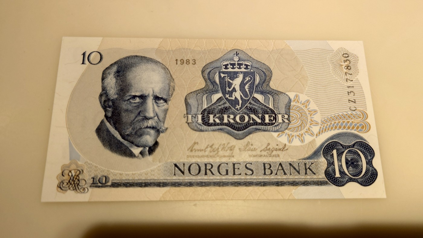 【世界钱币】精选微拍第75期暨2023年第二十二期 部分最新卖剩新品裸钞(有5000卢布AA等) 十月中下旬会有大量新货(优先本群里卖，卖剩的才挂拍卖欢迎关注) 1983年挪威10克朗 全新绝品无4尾号830