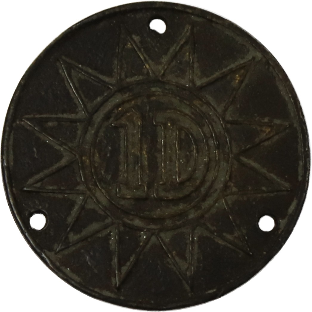 华宇2023夏季拍卖会-文献专场 抗战第一师证章，尺寸：2.5×2.5cm
1938年5月12日，师长李铁军升任第1军军长，由第1师副师长李正先递升师长。开赴河南兰赴参战，以配合友军之进攻。6月撤往汜水。9月参加武汉会战，于罗山击退日军，立下战功。