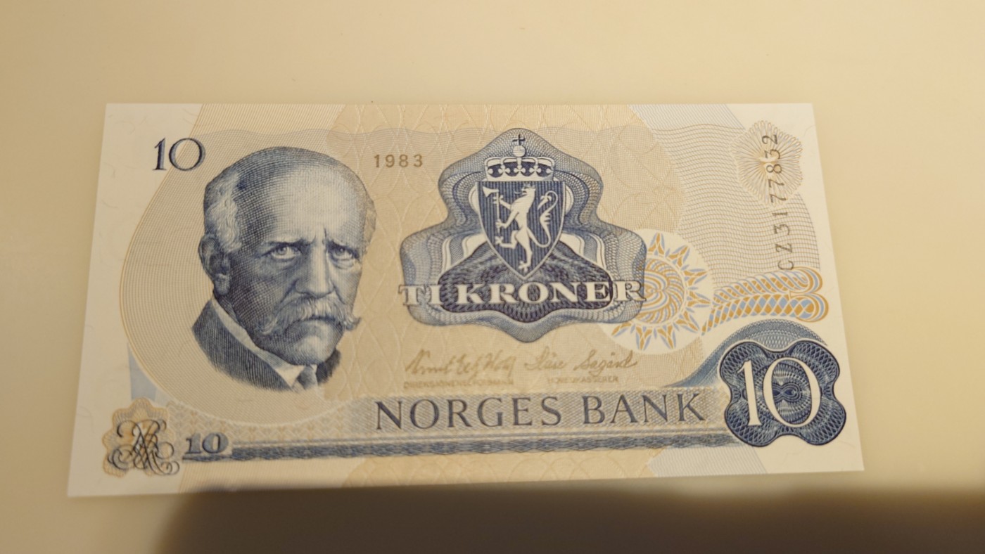 【世界钱币】精选微拍第75期暨2023年第二十二期 部分最新卖剩新品裸钞(有5000卢布AA等) 十月中下旬会有大量新货(优先本群里卖，卖剩的才挂拍卖欢迎关注) 1983年挪威10克朗 全新绝品无4尾号832