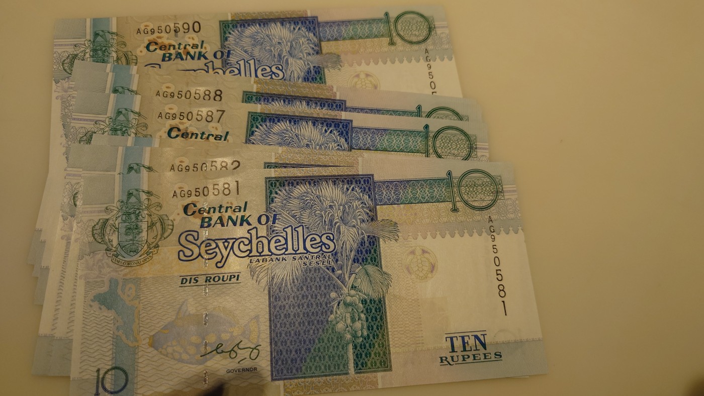 【世界钱币】精选微拍第75期暨2023年第二十二期 部分最新卖剩新品裸钞(有5000卢布AA等) 十月中下旬会有大量新货(优先本群里卖，卖剩的才挂拍卖欢迎关注) 2013年塞舌尔10卢比 全新绝品刀拆无47标十 尾号581～590带588