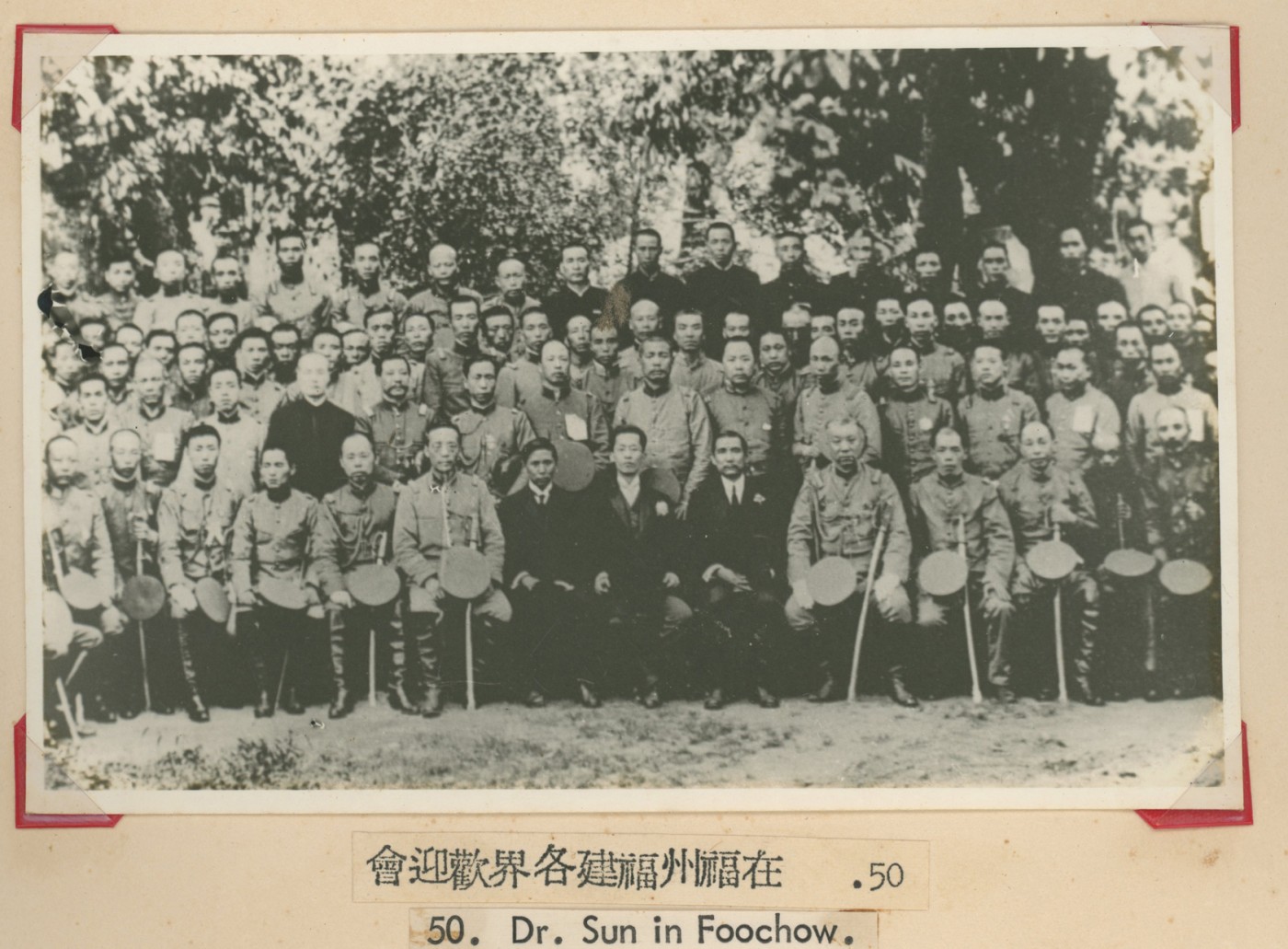 华宇2023夏季拍卖会-文献专场 50年代国父逝世吴良柱恭候相册一组100张2本，尺寸：13.5×8.5cm
孙中山（1866年11月12日-1925年3月12日），名文，字载之，号日新，又号逸仙，又名帝象，化名中山樵，伟大的民族英雄、伟大的爱国主义者、中国民主革命的伟大先驱，中华民国和中国国民党的缔造者，三民主义的倡导者，创立了《五权宪法》。他首举彻底反帝反封建的旗帜，“起共和而终两千年封建帝制”。孙中山1866年11月12日生