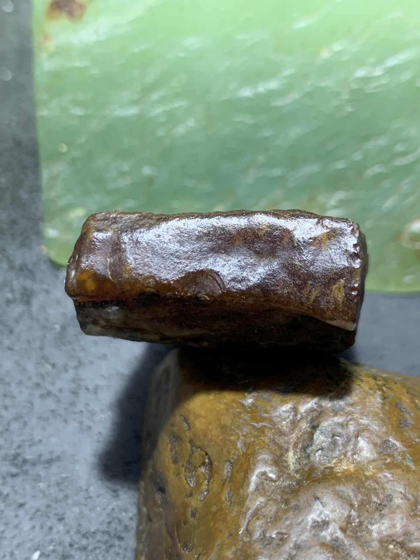放福利！精美天然原皮阿拉善玛瑙牌形原石一颗，