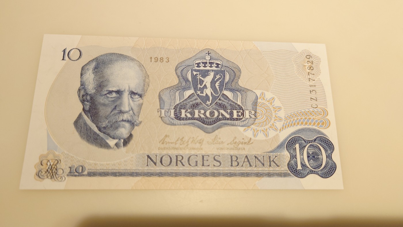 【世界钱币】精选微拍第75期暨2023年第二十二期 部分最新卖剩新品裸钞(有5000卢布AA等) 十月中下旬会有大量新货(优先本群里卖，卖剩的才挂拍卖欢迎关注) 1983年挪威10克朗 全新绝品无4尾号829