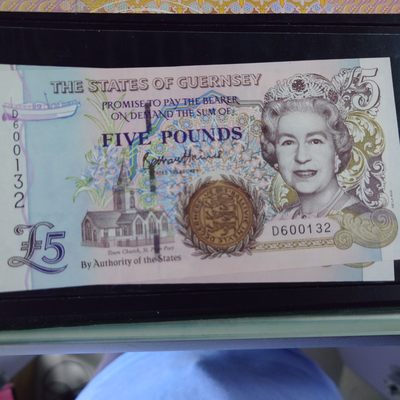 【世界钱币】精选微拍第75期暨2023年第二十二期 部分最新卖剩新品裸钞(有5000卢布AA等) 十月中下旬会有大量新货(优先本群里卖，卖剩的才挂拍卖欢迎关注) - 格恩西岛5镑 全新绝品无47