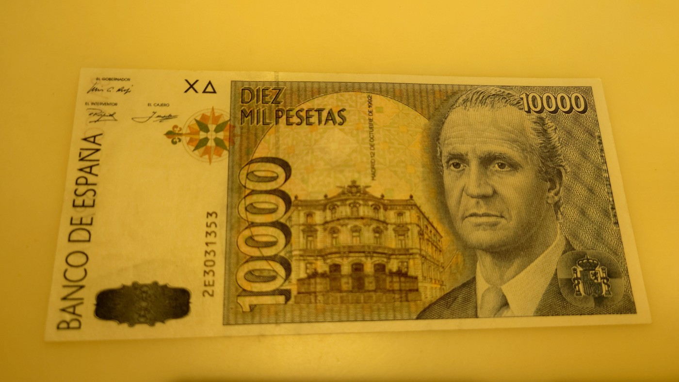 【世界钱币】精选微拍第75期暨2023年第二十二期 部分最新卖剩新品裸钞(有5000卢布AA等) 十月中下旬会有大量新货(优先本群里卖，卖剩的才挂拍卖欢迎关注) 1992年西班牙10000比塞塔 全新绝品无47