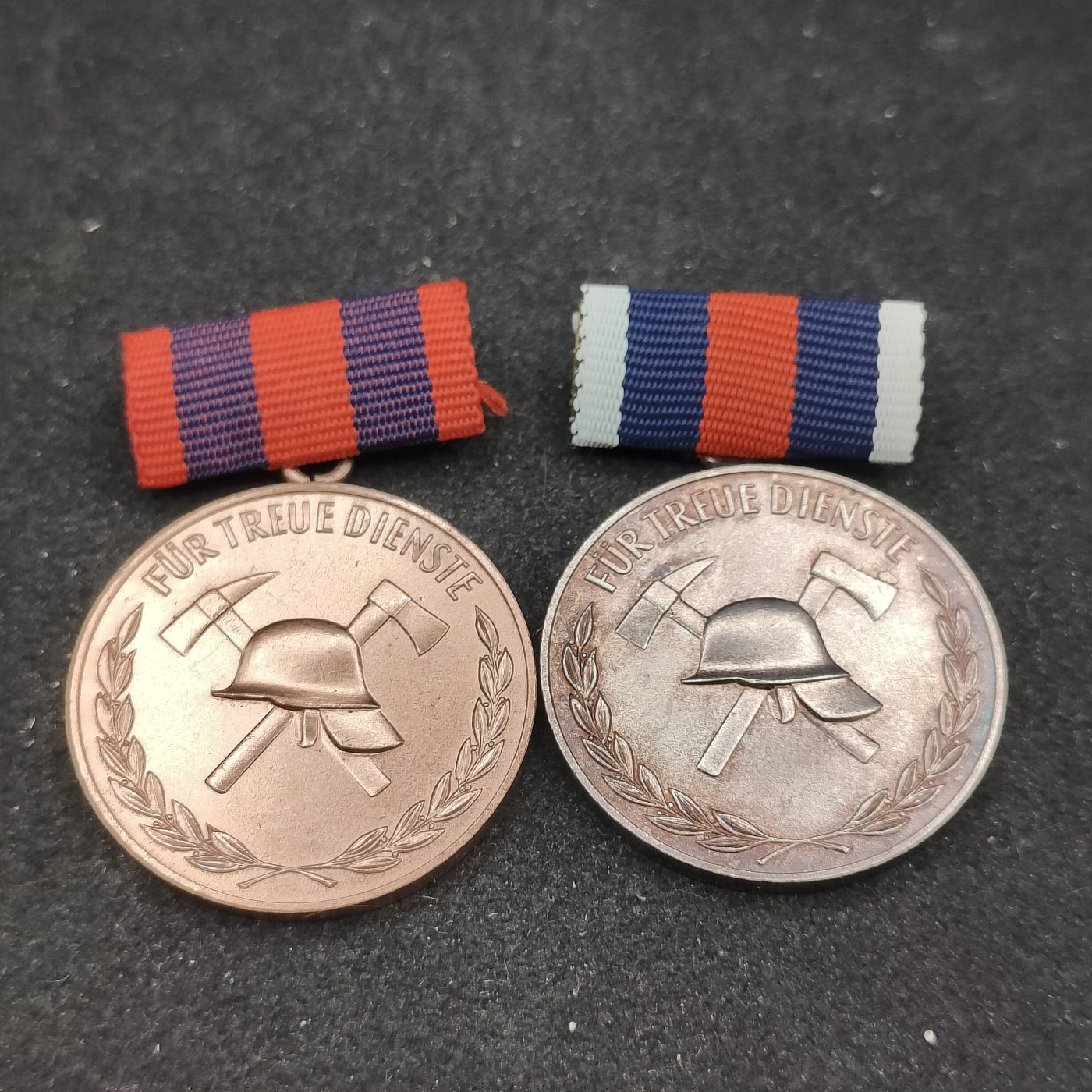 全场0元起拍 第94期 咸鱼国勋章拍卖专场 9月27日（周三）下午6：00开始 东德義務消防事業忠誠服务奖章两个