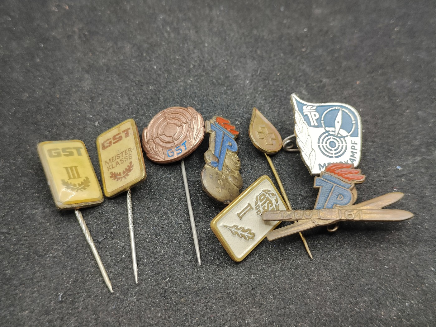 全场0元起拍 第94期 咸鱼国勋章拍卖专场 9月27日（周三）下午6：00开始 东德徽章一组八个