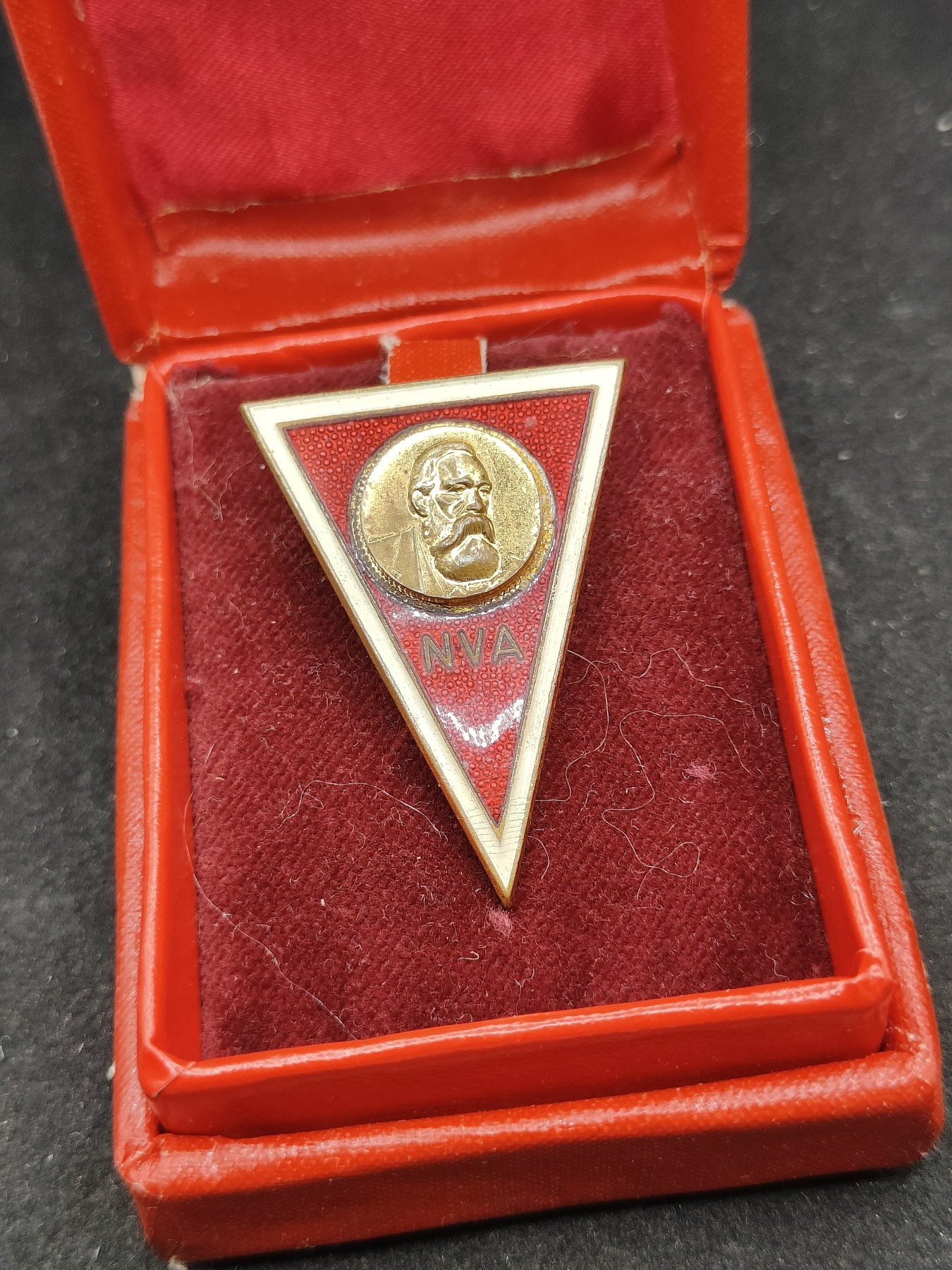 全场0元起拍 第94期 咸鱼国勋章拍卖专场 9月27日（周三）下午6：00开始 东德人民军 高级军官/将官 早期珐琅版 恩格斯军事学院 毕业证章带盒