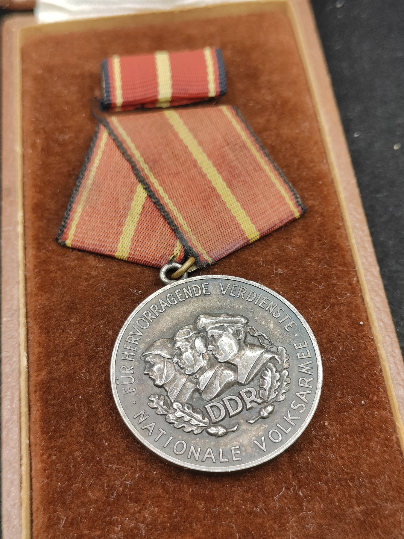 全场0元起拍 第94期 咸鱼国勋章拍卖专场 9月27日（周三）下午6：00开始 东德 早期皮盒带标900银制 国家人民军功绩奖章