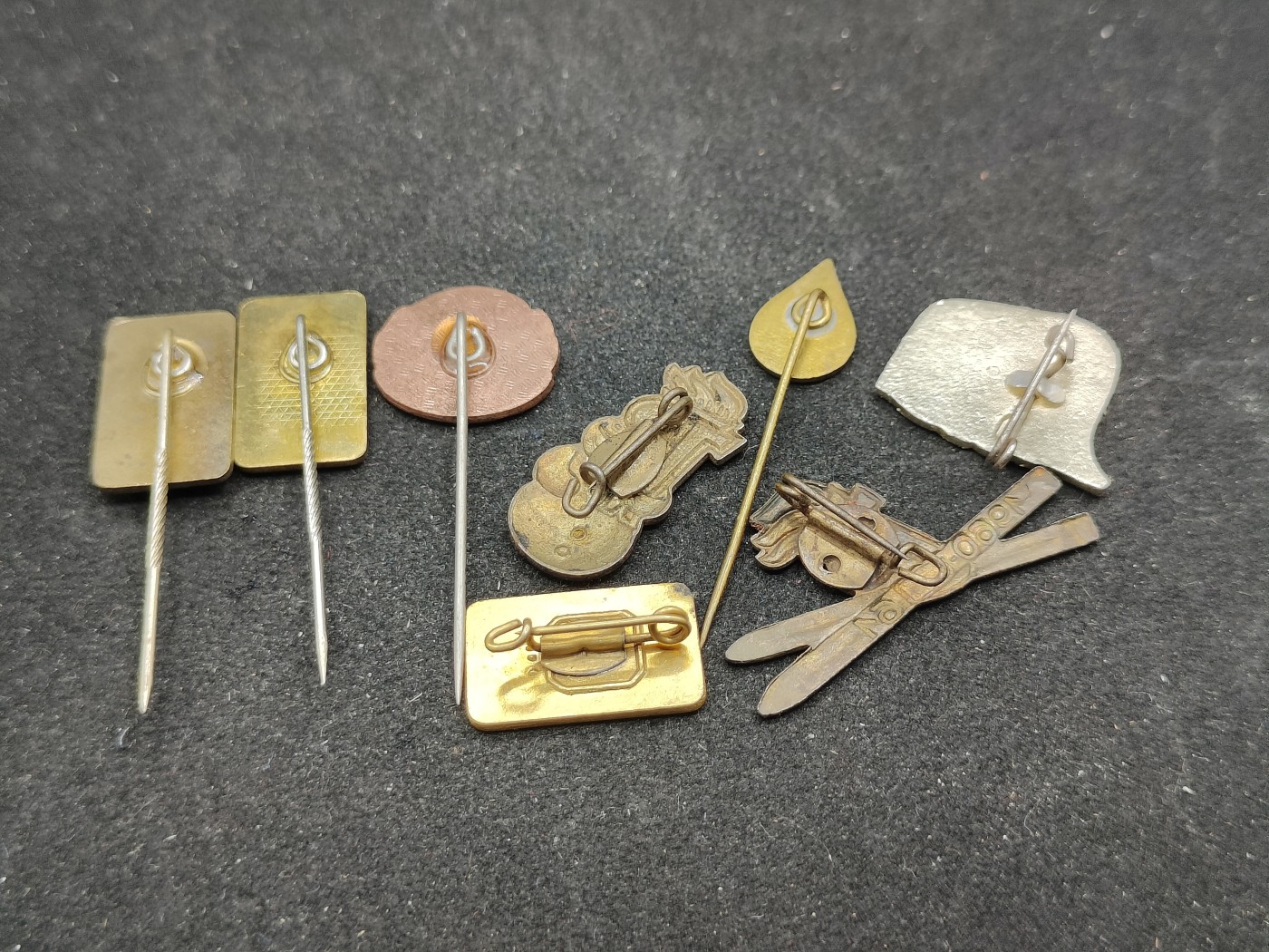 全场0元起拍 第94期 咸鱼国勋章拍卖专场 9月27日（周三）下午6：00开始 东德徽章一组八个