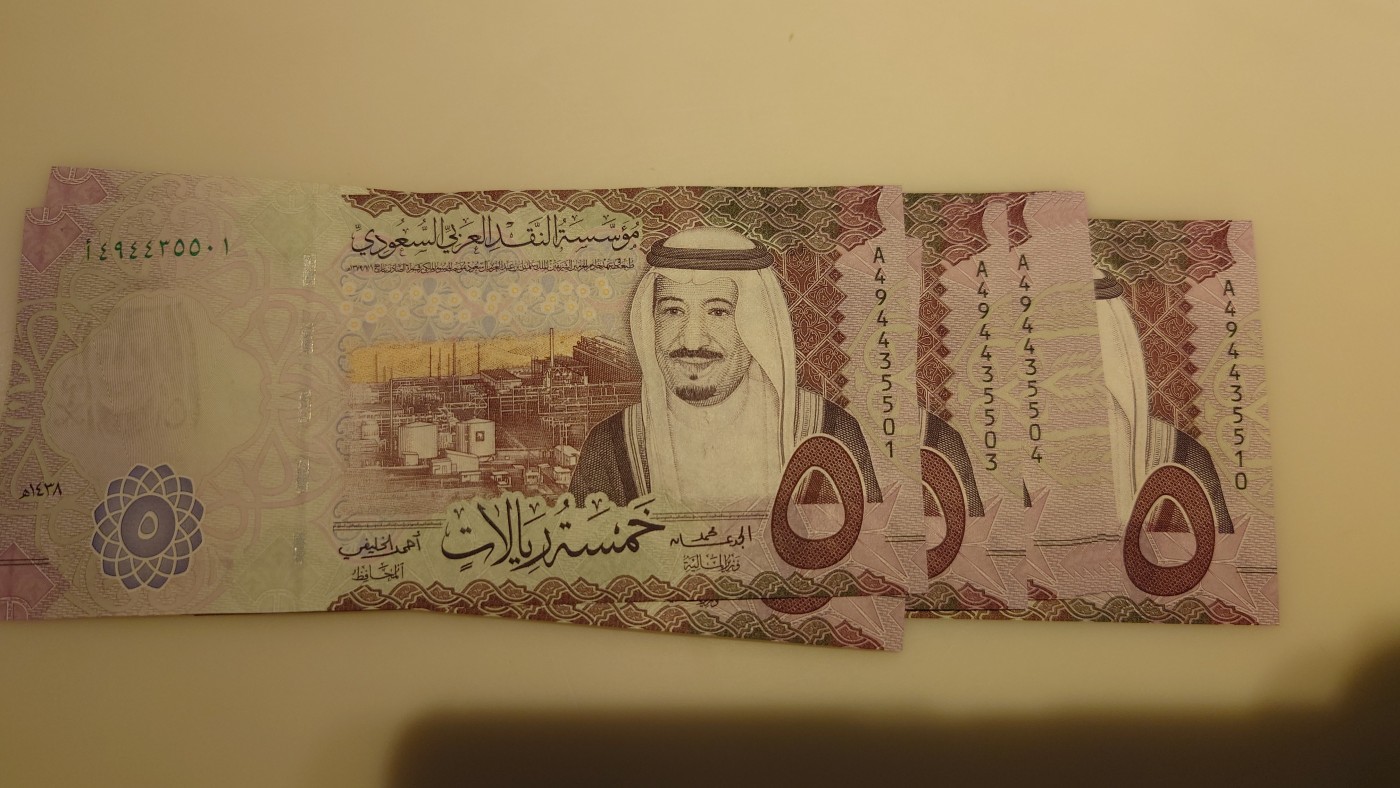 【世界钱币】精选微拍第75期暨2023年第二十二期 部分最新卖剩新品裸钞(有5000卢布AA等) 十月中下旬会有大量新货(优先本群里卖，卖剩的才挂拍卖欢迎关注) 2017年A冠沙特阿拉伯5里亚尔 全新绝品标十 尾号5501～5510