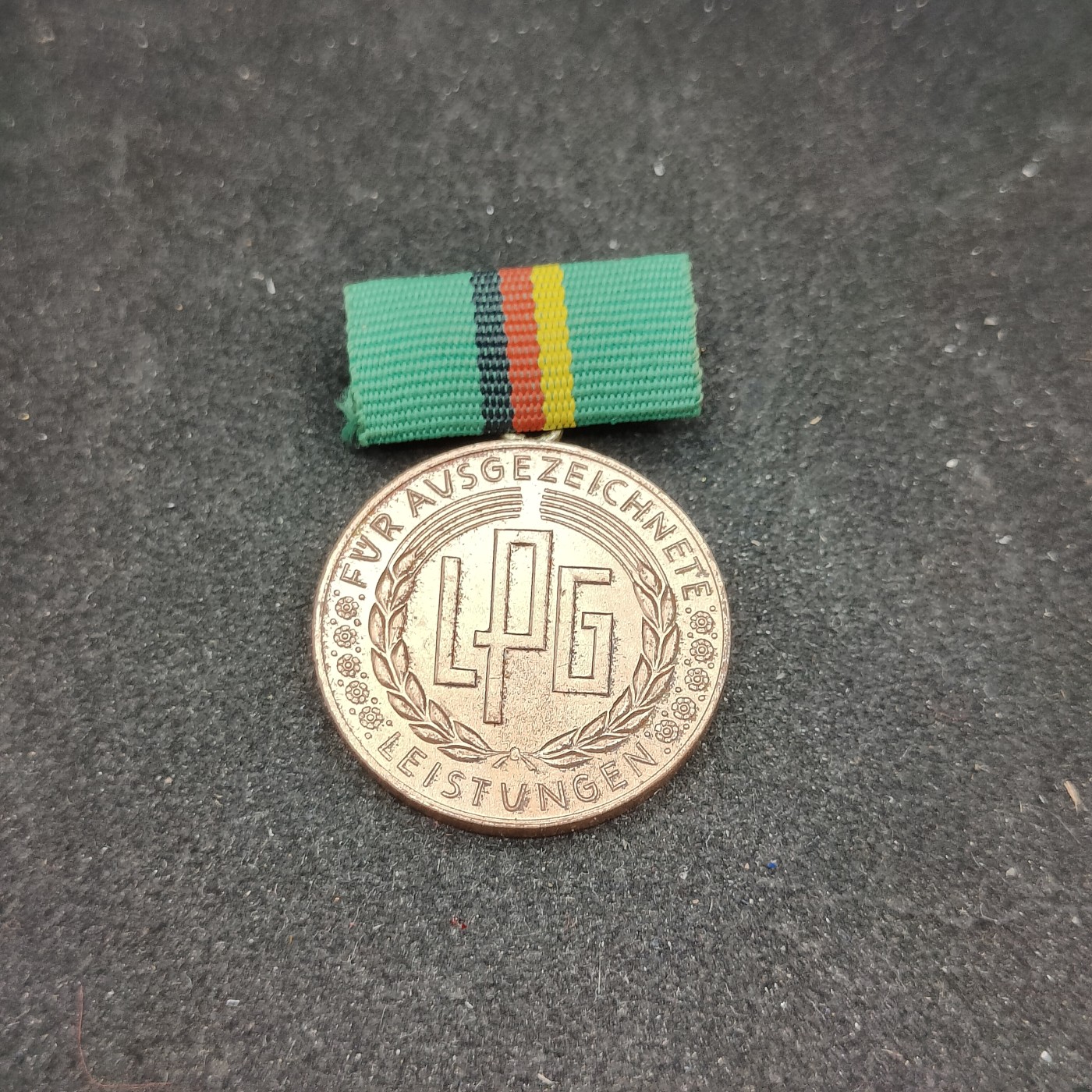 全场0元起拍 第94期 咸鱼国勋章拍卖专场 9月27日（周三）下午6：00开始 东德集体农庄优秀服务奖章