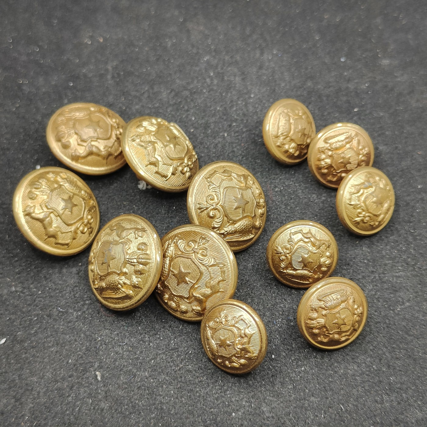 全场0元起拍 第94期 咸鱼国勋章拍卖专场 9月27日（周三）下午6：00开始 智利陆军 国徽扣子一组