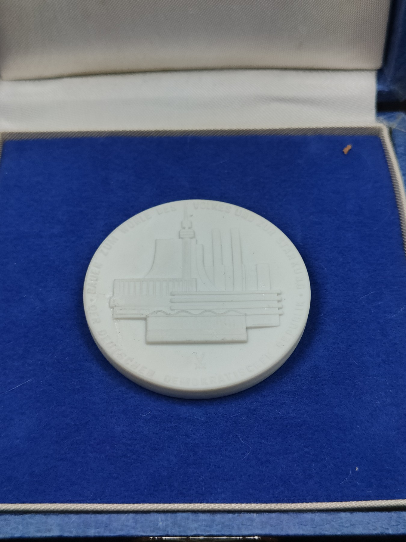 全场0元起拍 第94期 咸鱼国勋章拍卖专场 9月27日（周三）下午6：00开始 东德陶瓷徽章