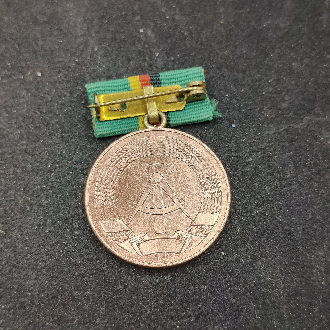 全场0元起拍 第94期 咸鱼国勋章拍卖专场 9月27日（周三）下午6：00开始 东德集体农庄优秀服务奖章