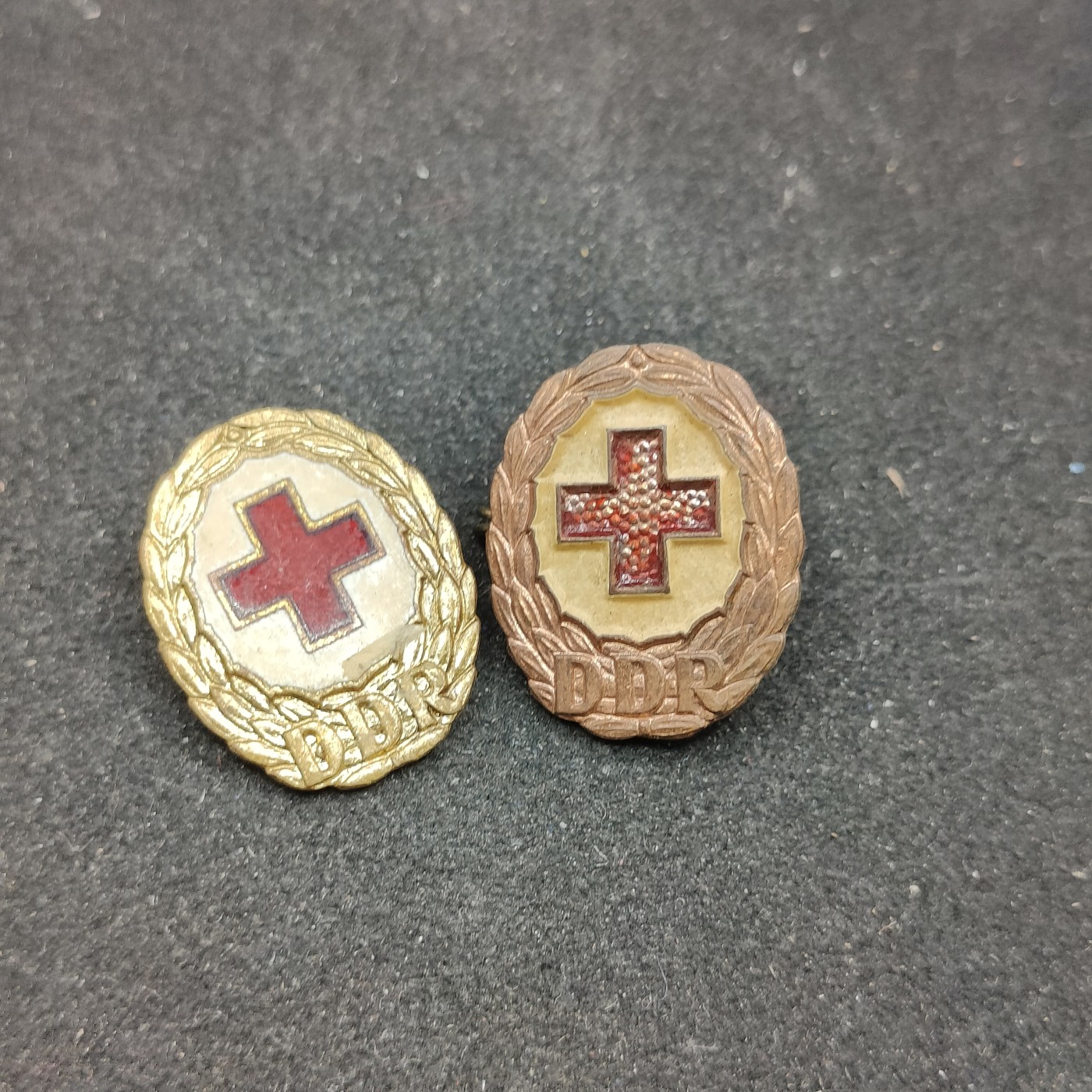 全场0元起拍 第94期 咸鱼国勋章拍卖专场 9月27日（周三）下午6：00开始 东德红十字徽章两个