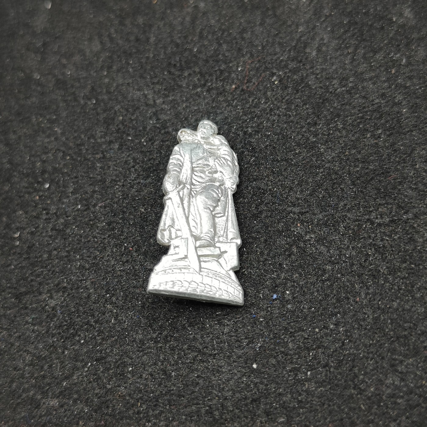 全场0元起拍 第94期 咸鱼国勋章拍卖专场 9月27日（周三）下午6：00开始 东德苏军雕像徽章