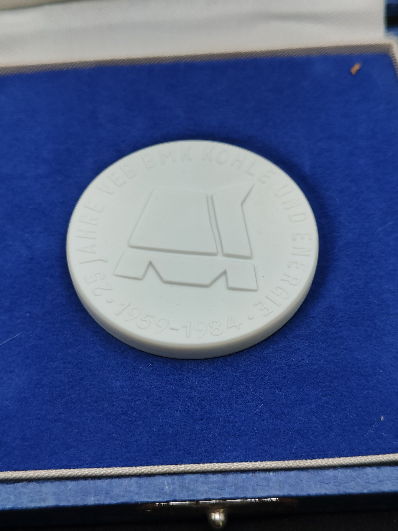 全场0元起拍 第94期 咸鱼国勋章拍卖专场 9月27日（周三）下午6：00开始 东德陶瓷徽章