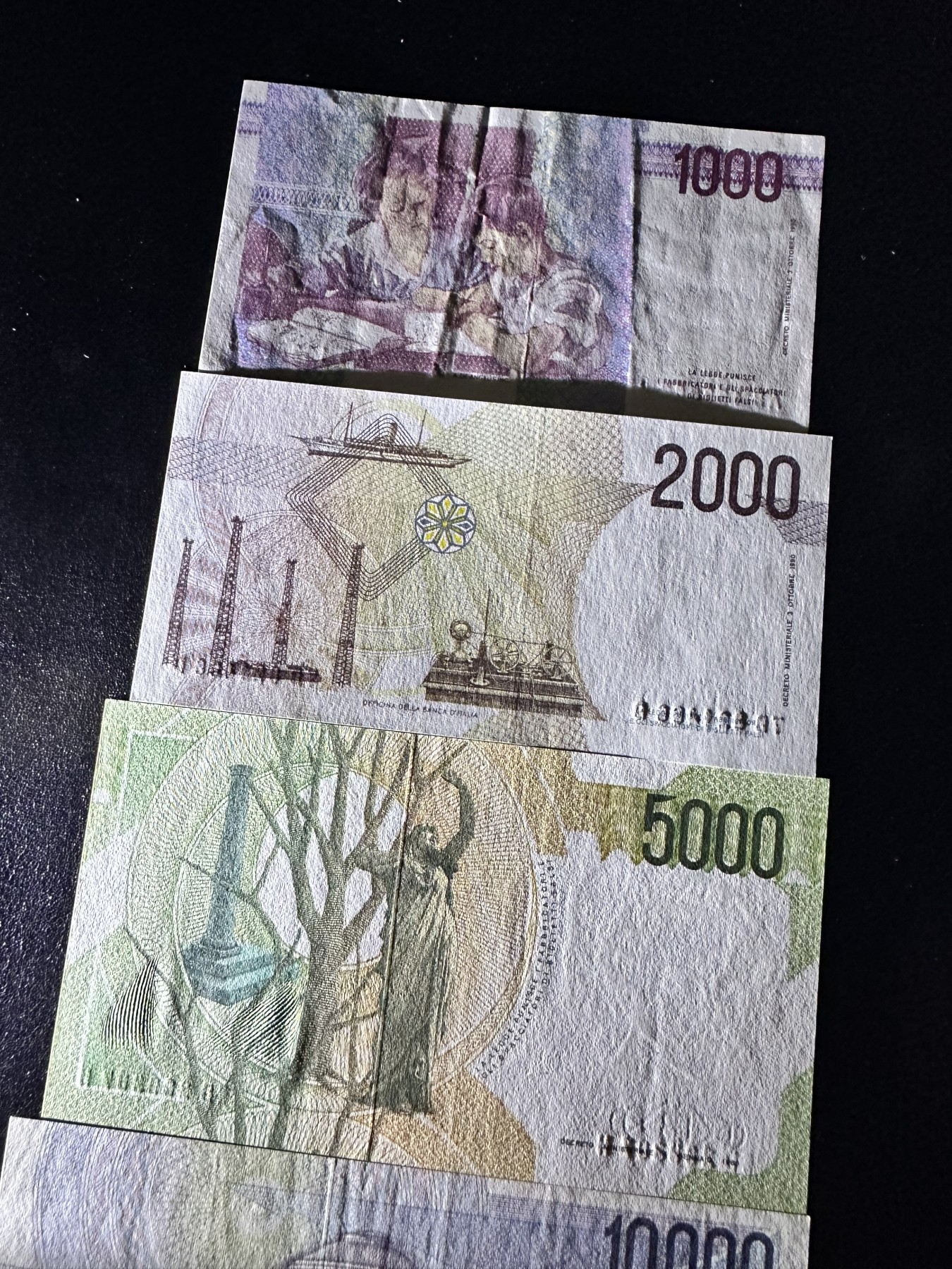 《外钞收藏家》第三百期 意大利小套1000-10000里拉四张  两张无折 两张有折 轻微受潮 品相参考图片