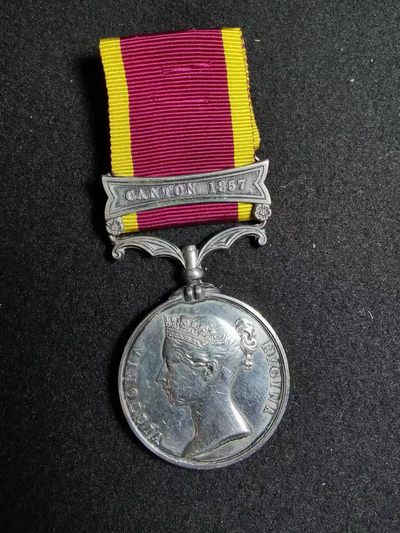 盛世勋华——号角文化勋章邮票专场拍卖第139期 - 英国1857-60年第二次鸦片战争奖章 带广州1857勋条  银制