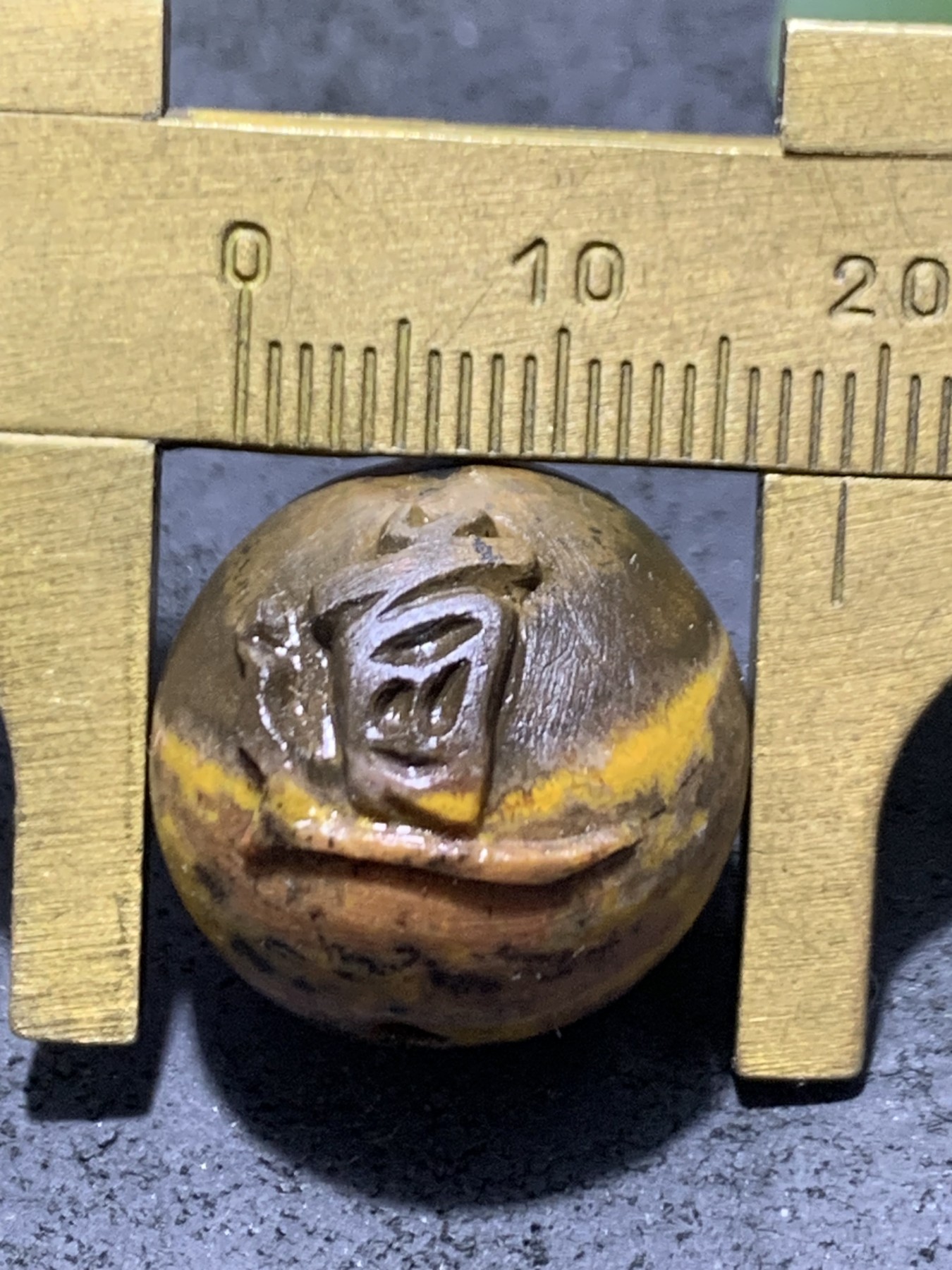 精美亚光原皮战国红玛瑙手工雕刻道字随形珠一颗！