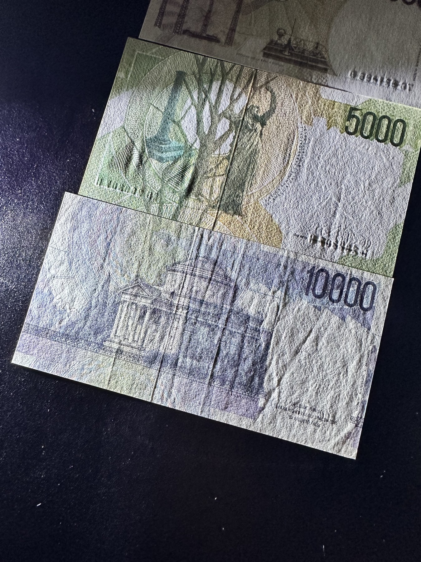 《外钞收藏家》第三百期 意大利小套1000-10000里拉四张  两张无折 两张有折 轻微受潮 品相参考图片