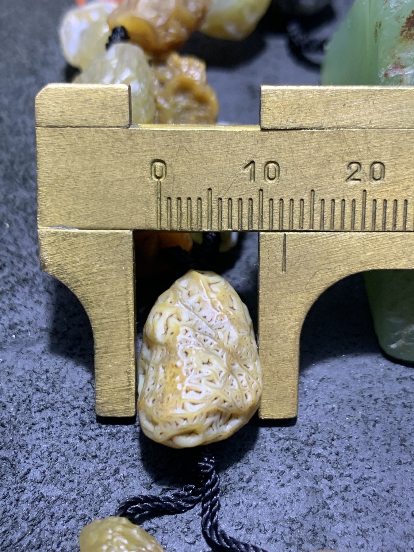 精美戈壁阿拉善多彩筋脉石项链一条