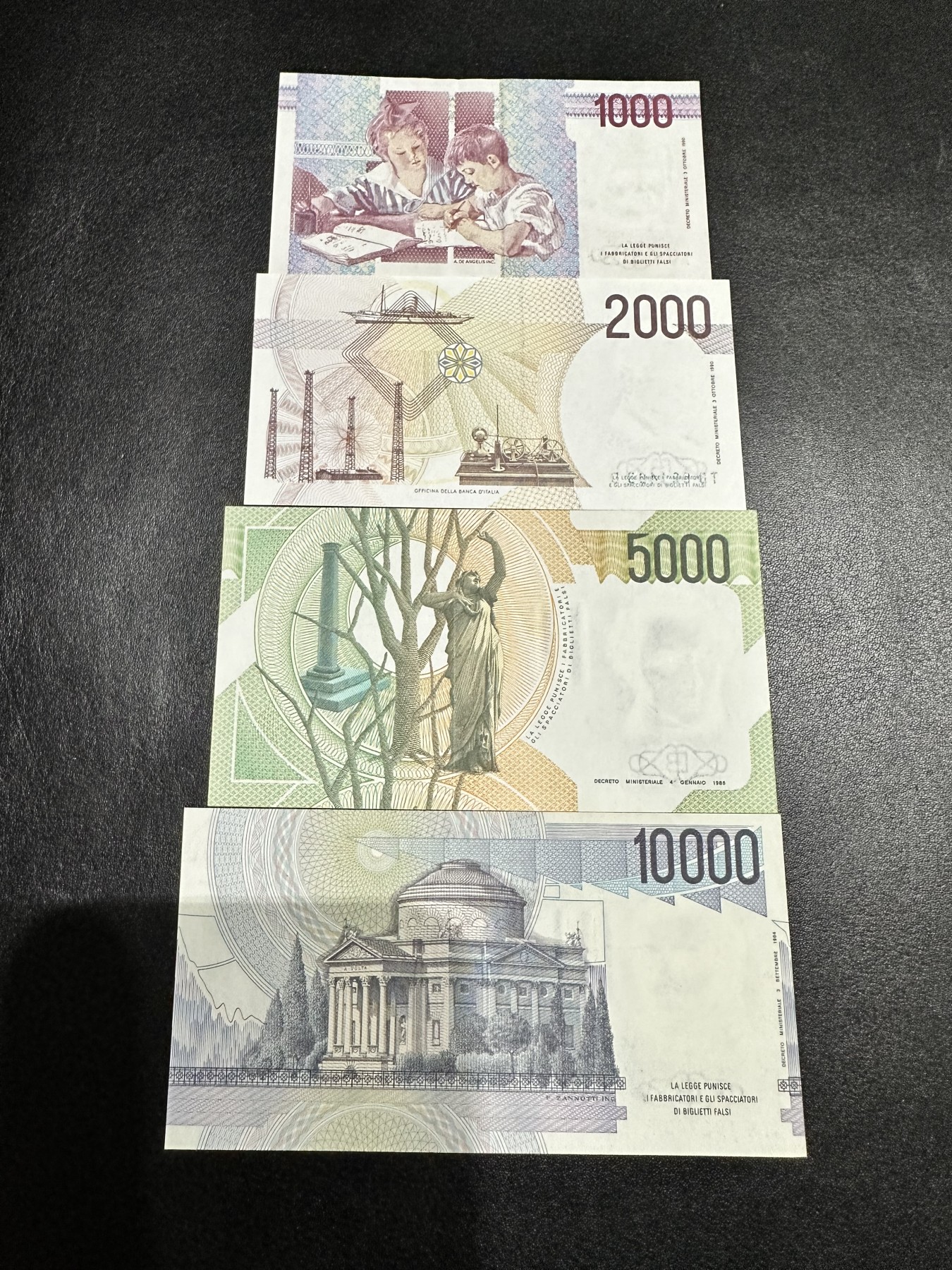 《外钞收藏家》第三百期 意大利小套1000-10000里拉四张  两张无折 两张有折 轻微受潮 品相参考图片