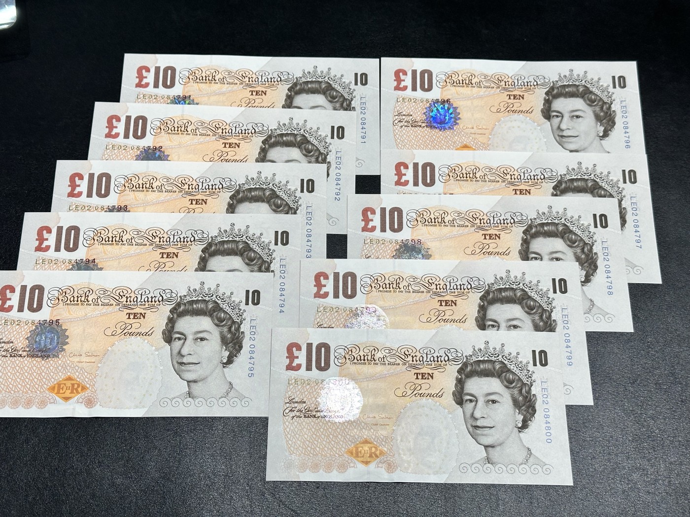 《外钞收藏家》第三百期 英国E序列10镑 标准10连号 全新UNC