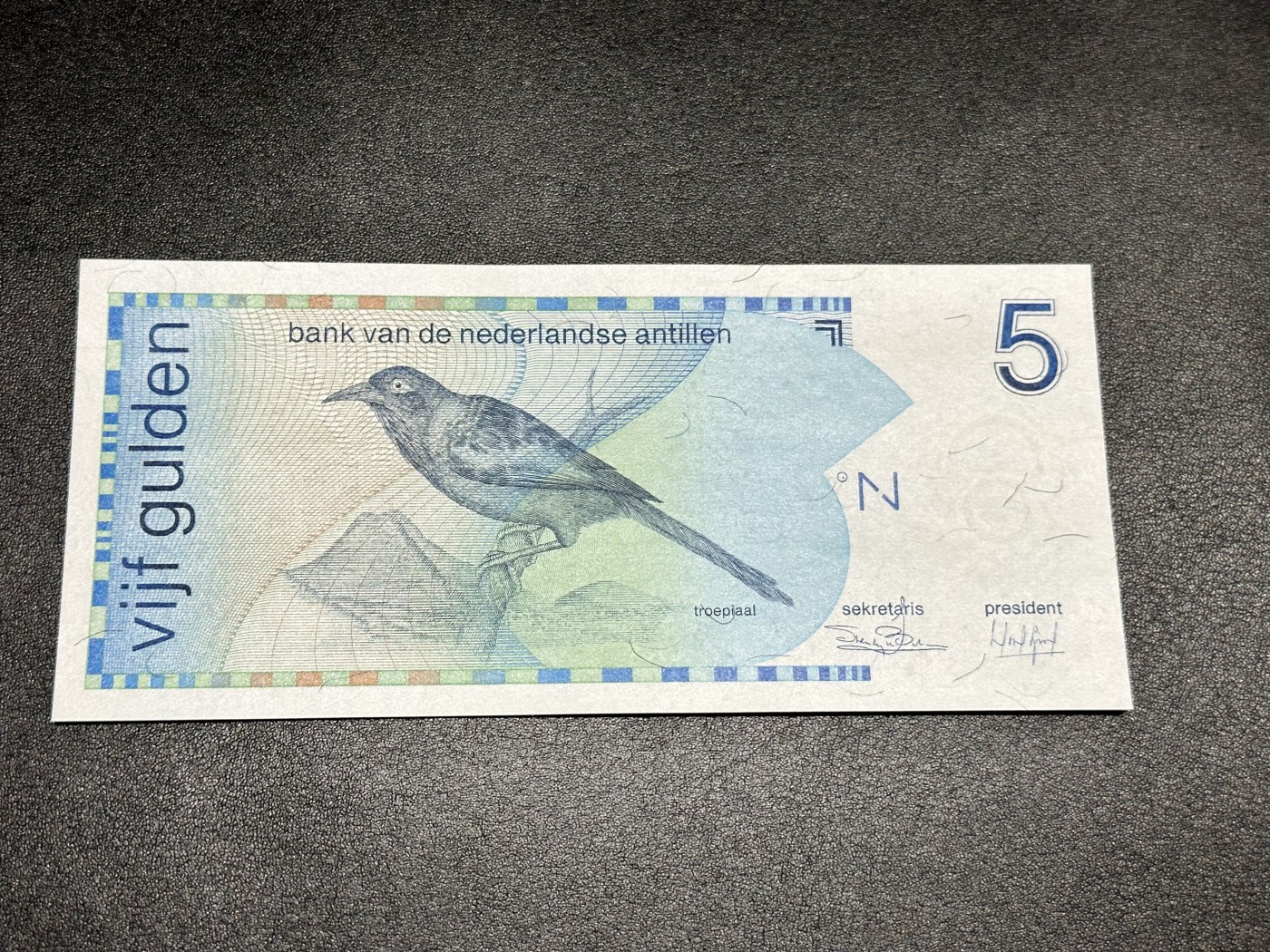 《外钞收藏家》第三百期 1986年荷属安第列斯5盾 全新UNC