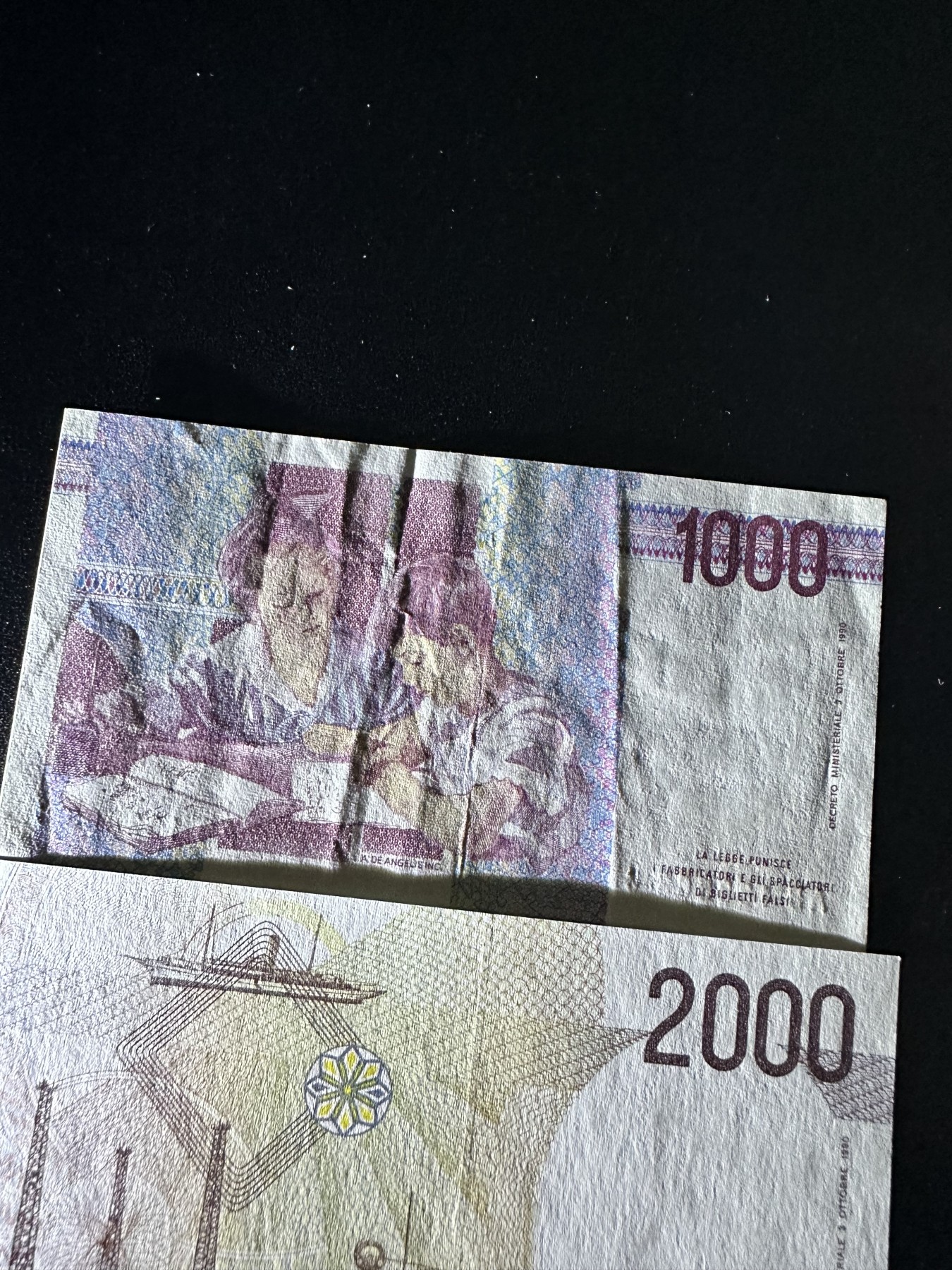 《外钞收藏家》第三百期 意大利小套1000-10000里拉四张  两张无折 两张有折 轻微受潮 品相参考图片