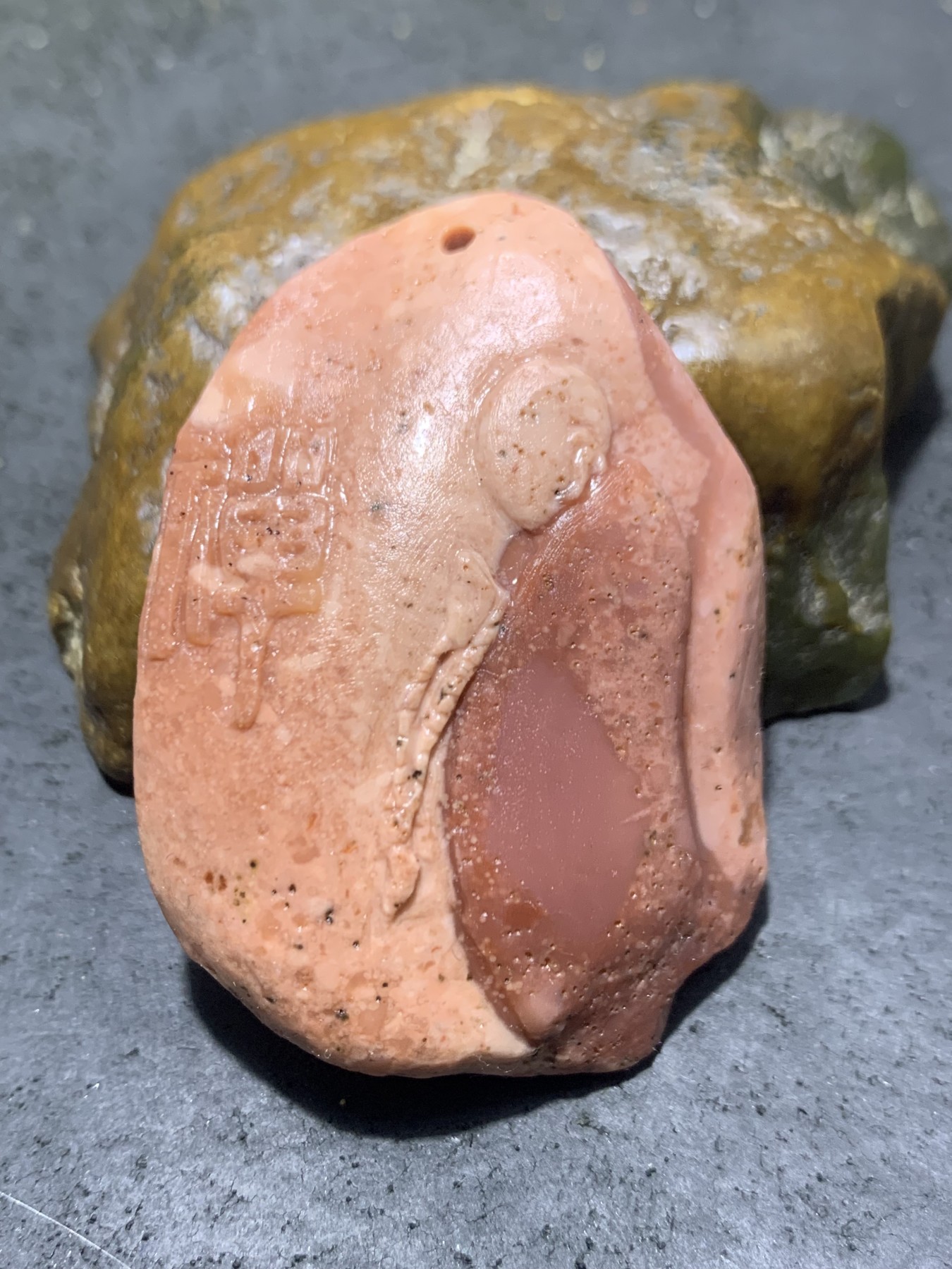 精美戈壁彩玉手工俏色巧雕参禅悟道把件（吊坠)一个
