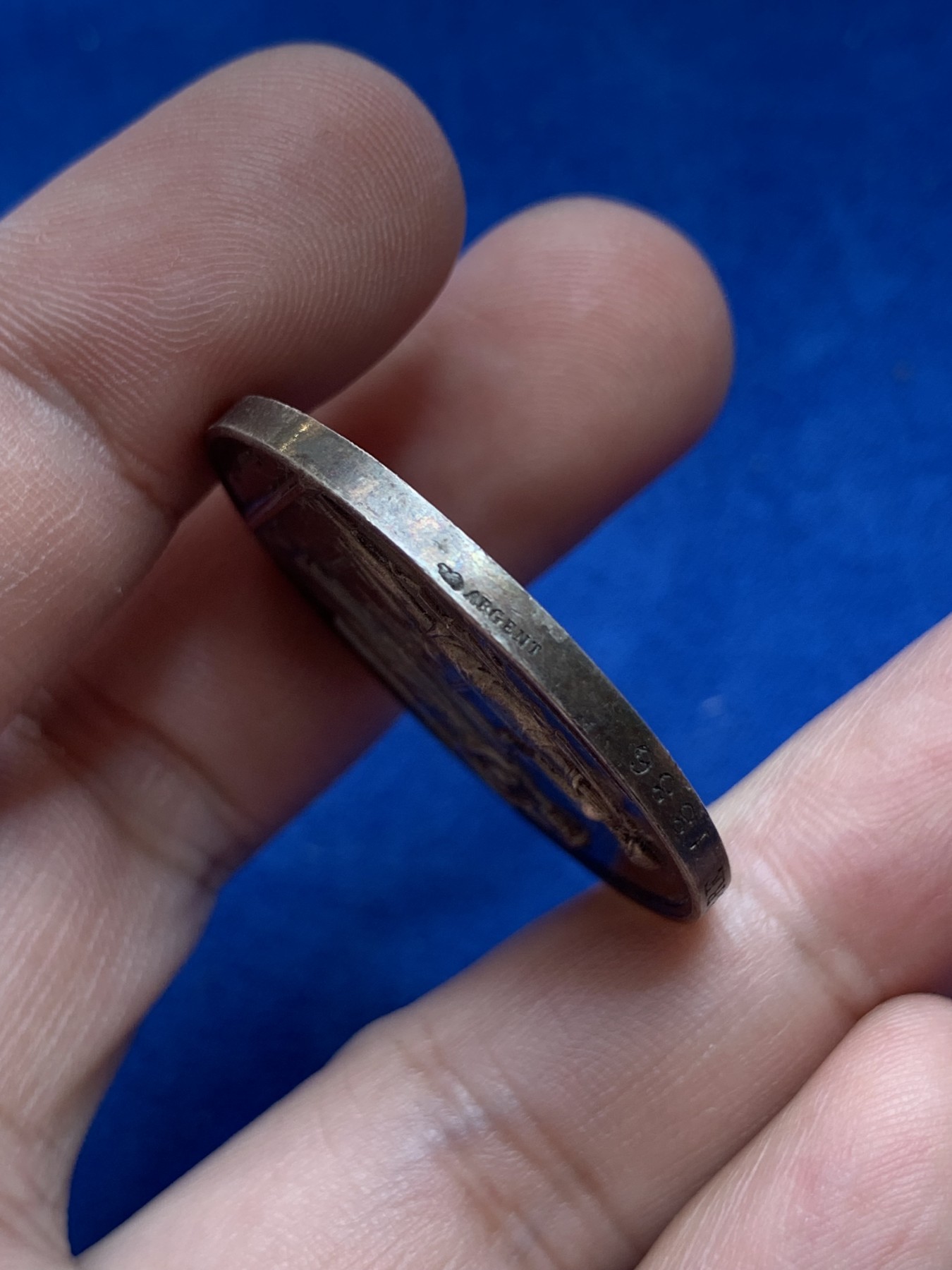 《竞宝斋》第201场-周日，周一 2场 (全场包邮) 法国1886年结婚纪念银章 绚丽包浆，品相不错  直径：34 毫米  重量：18克  边铭：丰饶角＋银标＋ 手工刻花非常漂亮