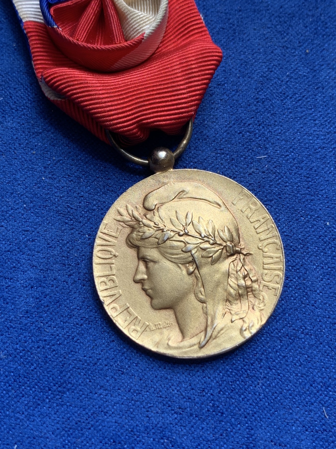 《竞宝斋》第201场-周日，周一 2场 (全场包邮) 法国1964年镀金银质奖章，正面为玛丽安娜，背面为锤子和奖章获得者的姓名，非常漂亮