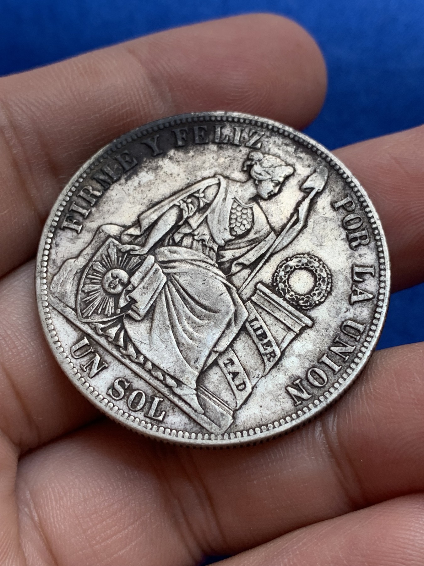 《竞宝斋》第201场-周日，周一 2场 (全场包邮) 秘鲁1887年1索尔大银币，高银版，女神面容五官清晰可见