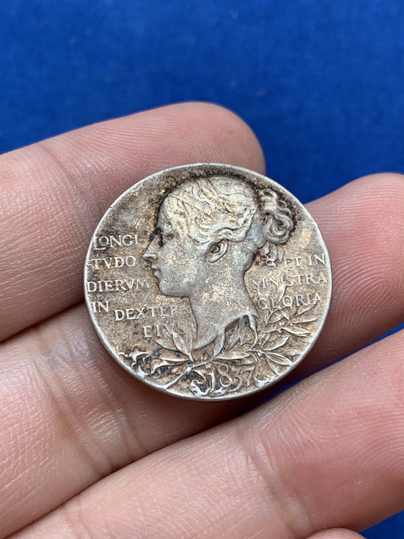 《竞宝斋》第201场-周日，周一 2场 (全场包邮) 英国1897年维多利亚登基60周年 银章 原味包浆 9.7克 25.6mm