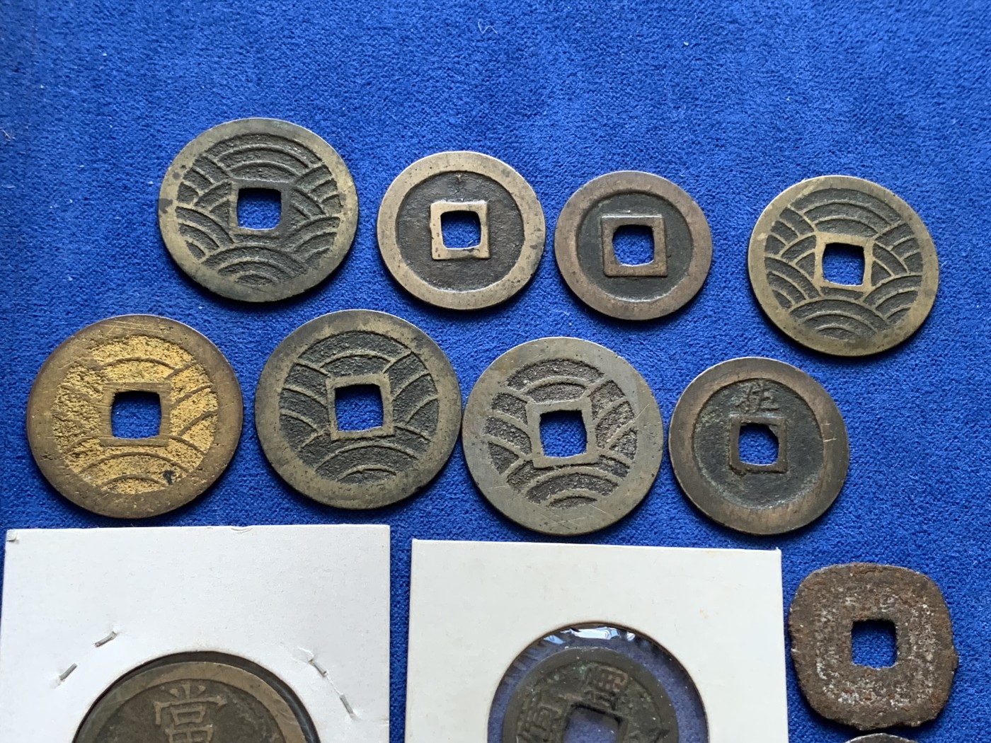 《竞宝斋》第201场-周日，周一 2场 (全场包邮) 日本铜钱一组25枚好品，含宽永背字背大佐、小佐，小，足，元，元。铁钱折二背千（少见），十，久。仙台通宝，天保通宝当百，古宽永，二十一波纹，十一波纹，文久永宝，有一枚鎏金，一枚鎏银。