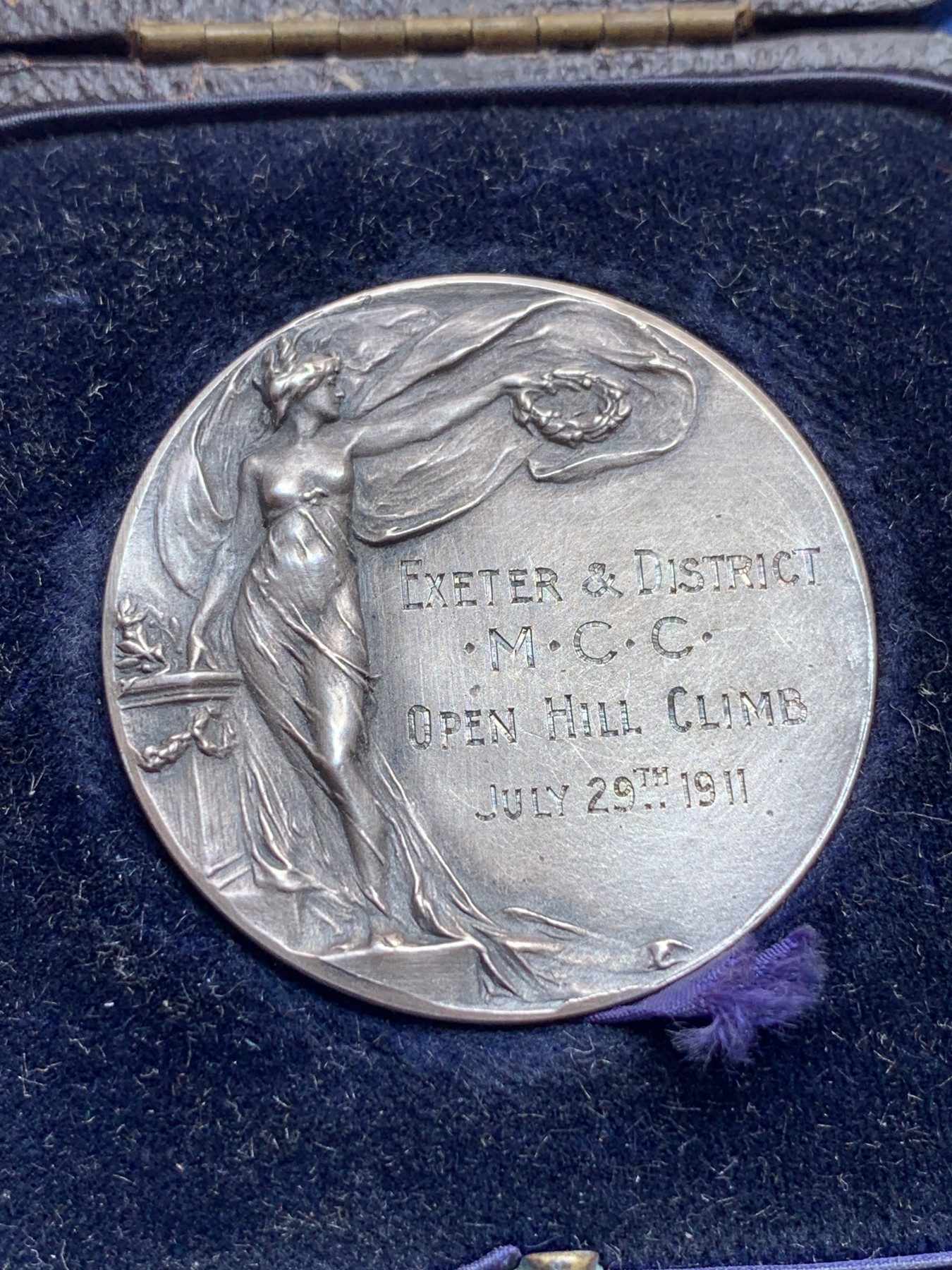 《竞宝斋》第201场-周日，周一 2场 (全场包邮) 1911年英国开放式登山一等银质奖牌，高浮雕女神，很漂亮，好品带原盒。23.3克，38.4mm