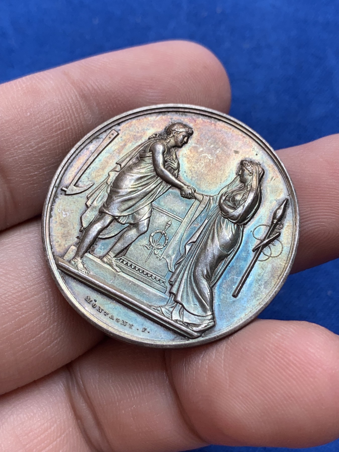 《竞宝斋》第201场-周日，周一 2场 (全场包邮) 法国1886年结婚纪念银章 绚丽包浆，品相不错  直径：34 毫米  重量：18克  边铭：丰饶角＋银标＋ 手工刻花非常漂亮