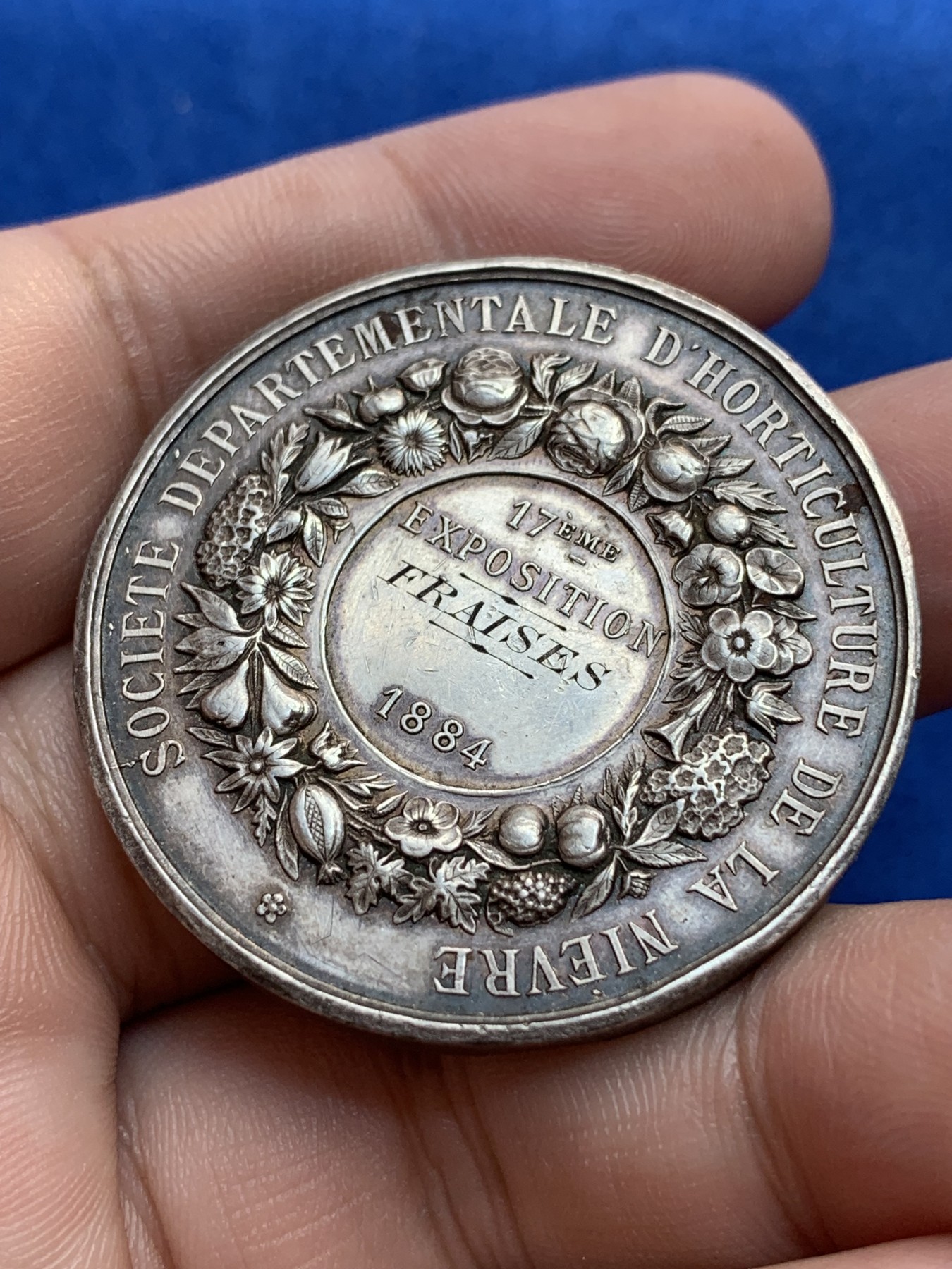 《竞宝斋》第201场-周日，周一 2场 (全场包邮) 法国1884年三小天使17届草莓展览纪念银章  直径：41mm  重量：38.16gr  边铭：丰饶角＋银标