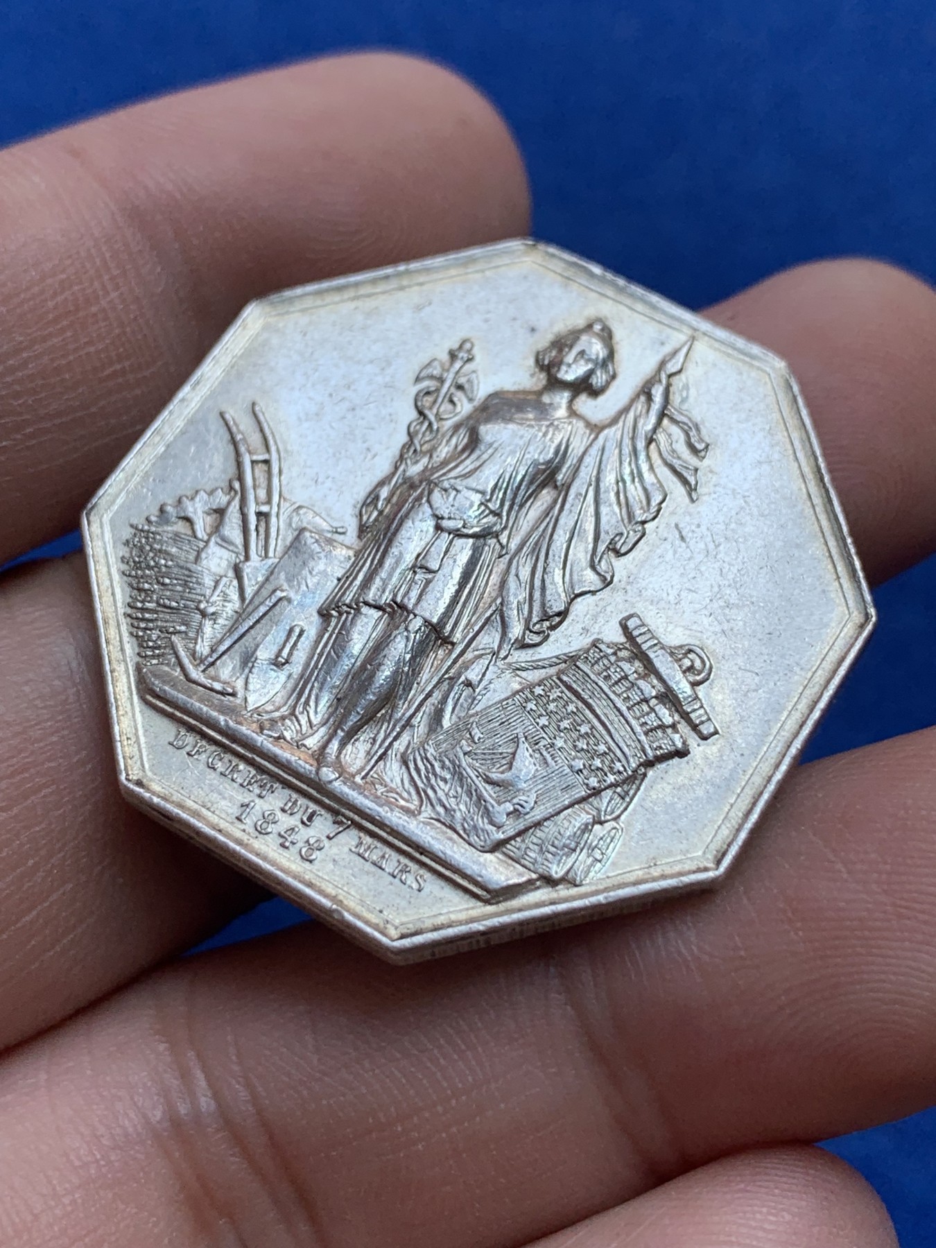 《竞宝斋》第201场-周日，周一 2场 (全场包邮) 法国巴黎银行八角银质代币   重量：18.1g 34.7mm  边铭：银标＋野猪标