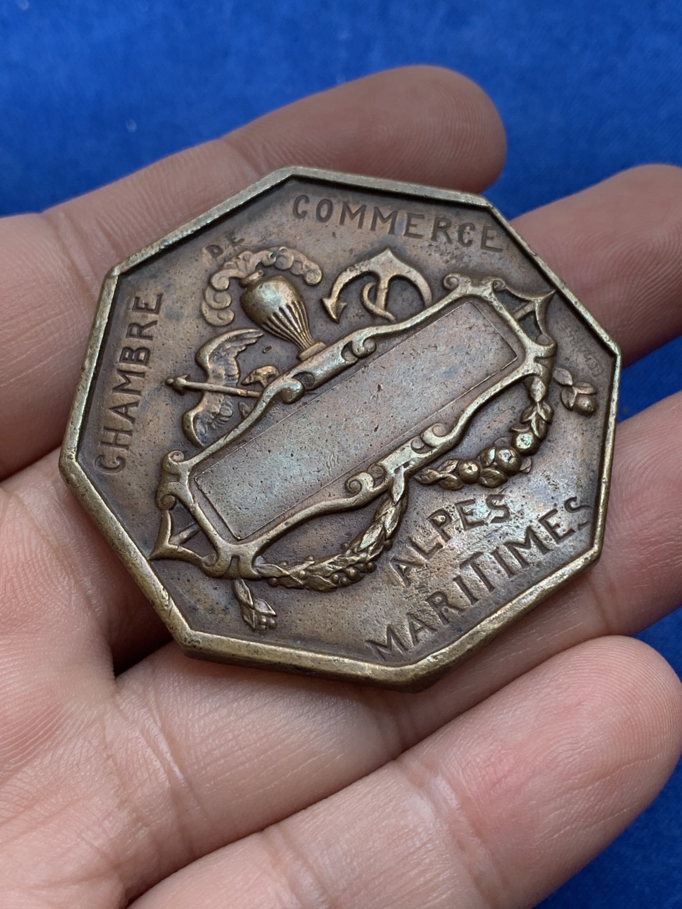 《竞宝斋》第201场-周日，周一 2场 (全场包邮) 法国滨海阿尔卑斯商会八角大铜章  直径：45.3mm 重量：47g   边铭：铜标