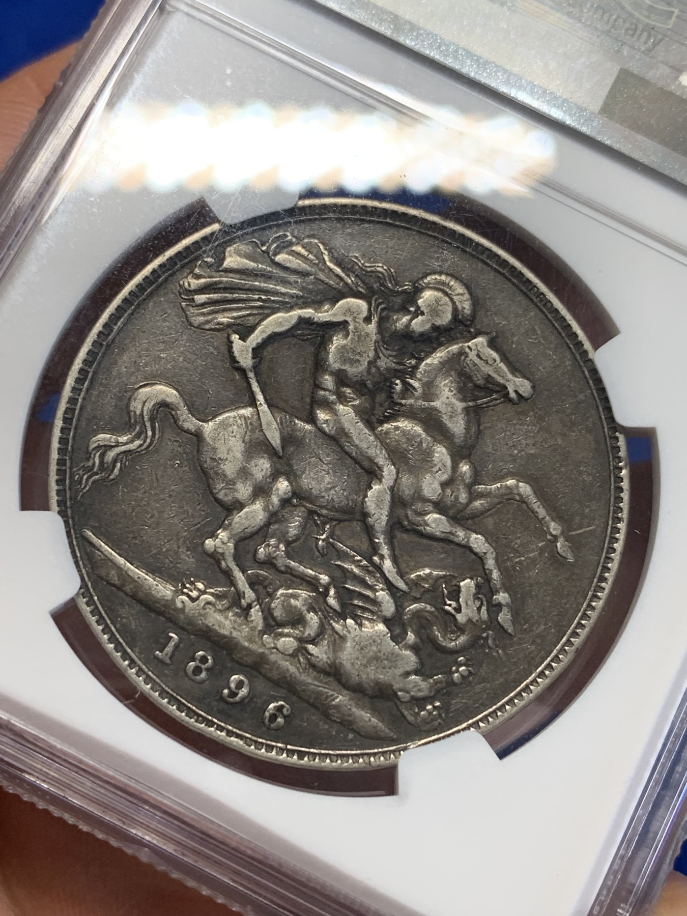 《竞宝斋》第201场-周日，周一 2场 (全场包邮) NGC- VF20 英国1896年披纱马剑银币 低评，传世包浆 ，品相好于一般通货。