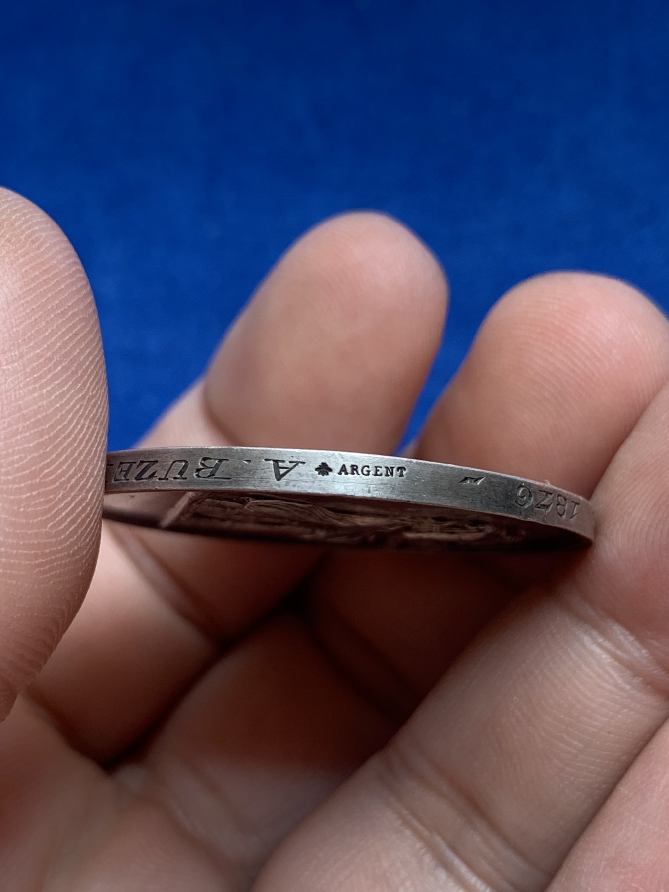 《竞宝斋》第201场-周日，周一 2场 (全场包邮) 法国1876年结婚纪念银章  较大较少版本  直径：36 毫米  重量：21.8克  边铭：蜜蜂＋银标 品种很不错