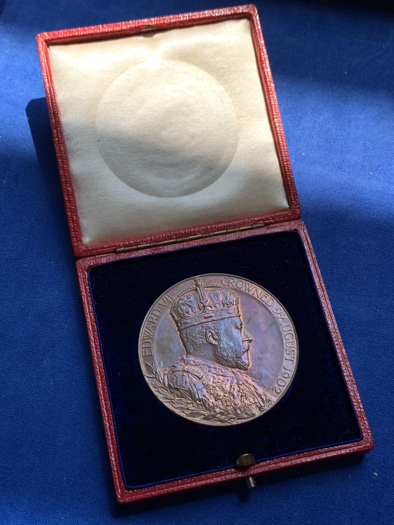 《竞宝斋》第201场-周日，周一 2场 (全场包邮) 1902年爱德华七世加冕大铜章，好品带原盒，55mm，80.6g