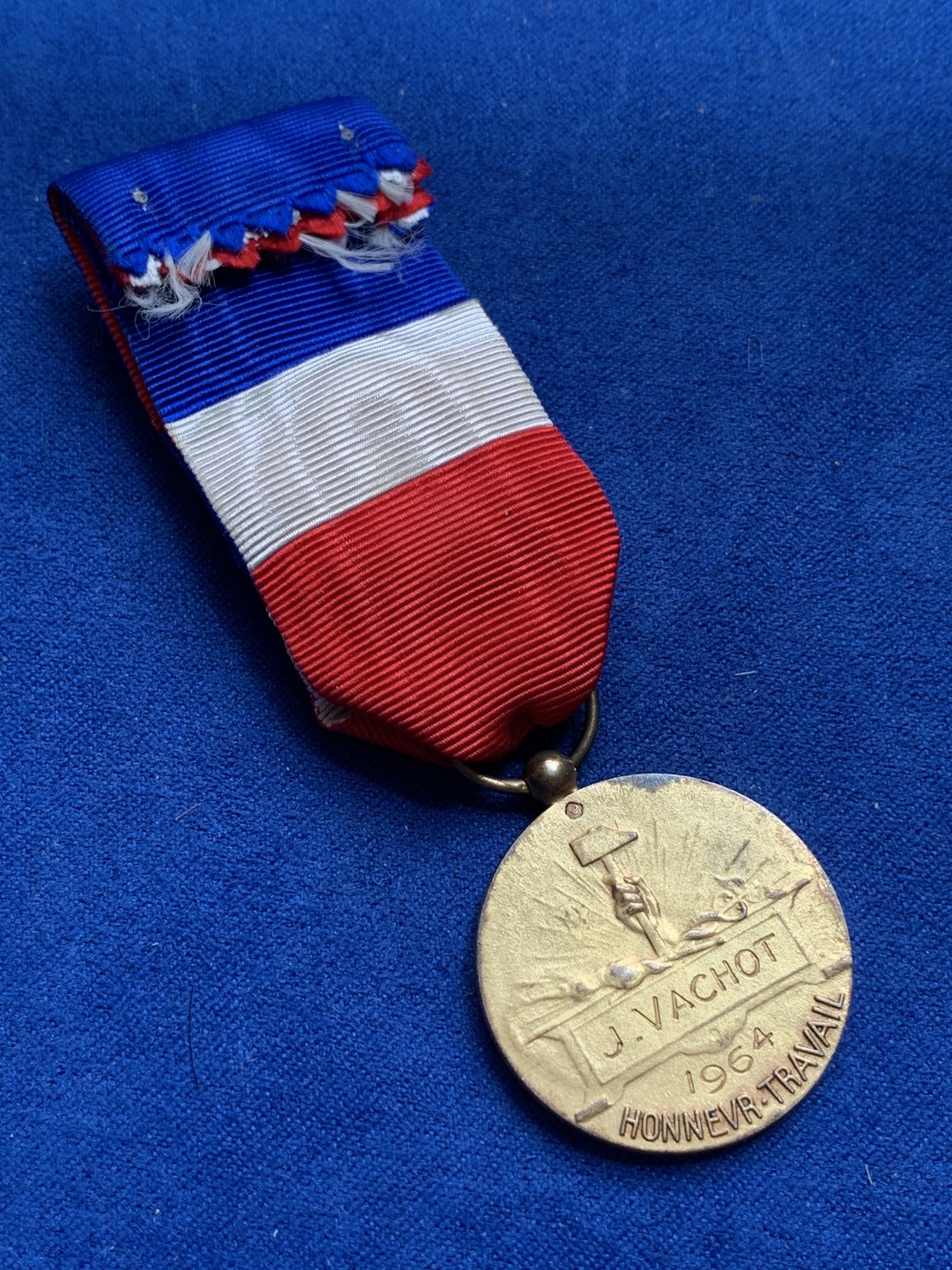 《竞宝斋》第201场-周日，周一 2场 (全场包邮) 法国1964年镀金银质奖章，正面为玛丽安娜，背面为锤子和奖章获得者的姓名，非常漂亮