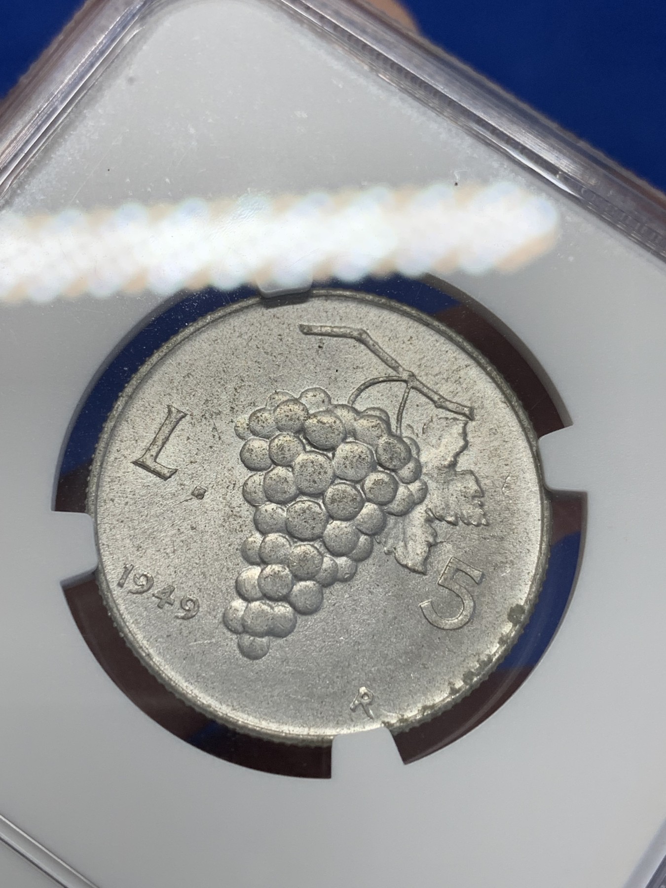 《竞宝斋》第201场-周日，周一 2场 (全场包邮) NGC-MS64 季军分 意大利1949年火炬女神5里拉，火炬女神与葡萄，极富艺术气息的意式设计。季军分数，更高分仅3枚，64高分不易