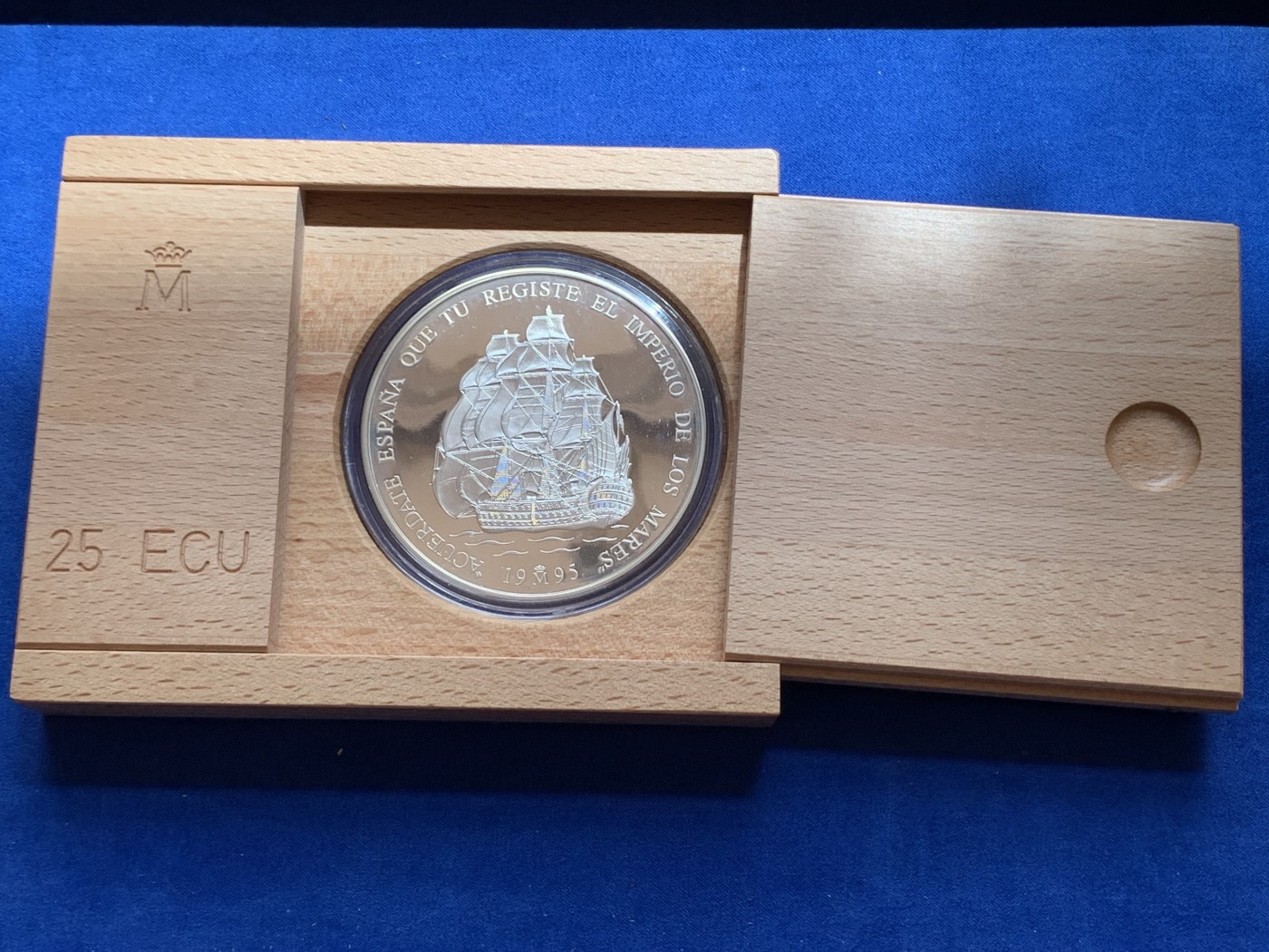 《竞宝斋》第201场-周日，周一 2场 (全场包邮) 西班牙1995年特立尼达战舰25ECU银币 168.75克，925银，原木盒