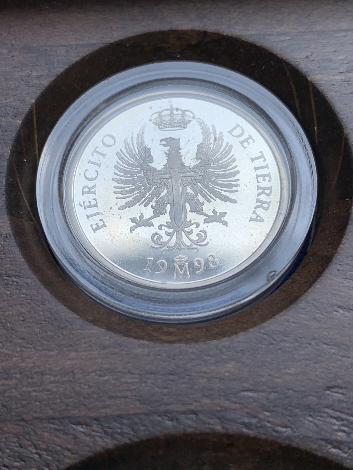 《竞宝斋》第201场-周日，周一 2场 (全场包邮) 西班牙1998年皇家卫队系列 1/5/25/200EURO原盒套币（含金币34.55克+重达209克 925银） 1枚 34.55克 大金币900金+1枚168.75克大银币+1枚33.62克+1枚6.72克